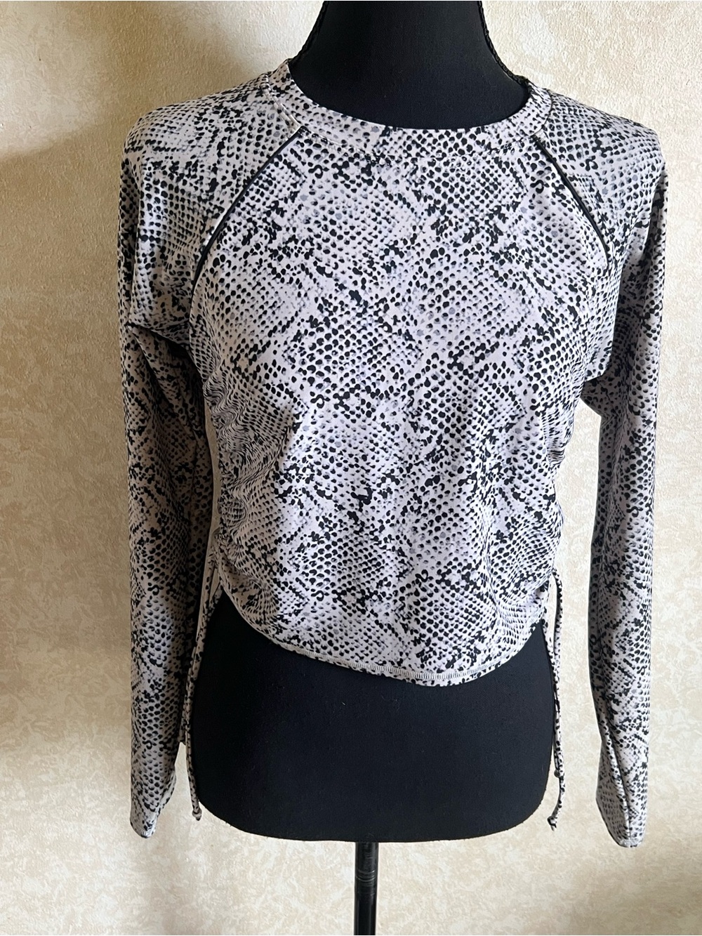 Women's Snake-Print Long Sleeve Top - Black & White